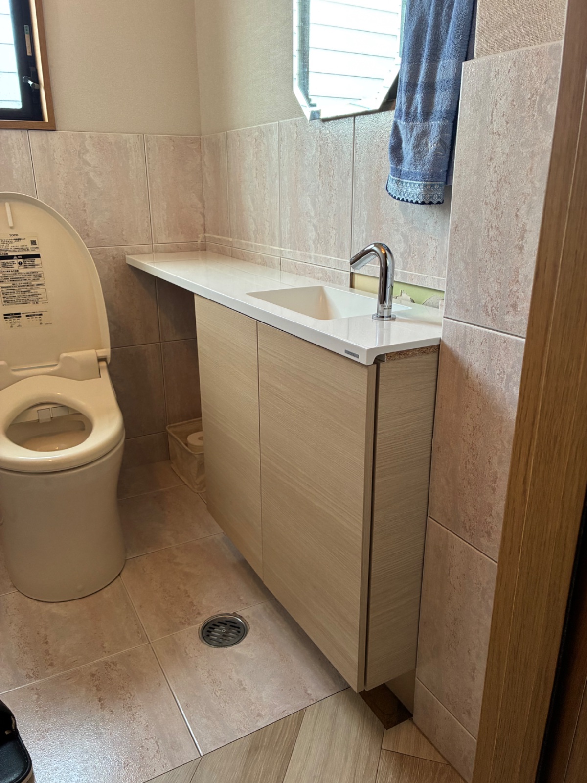 トイレ手洗い、割れたタイルとすき間を一人で直してきました