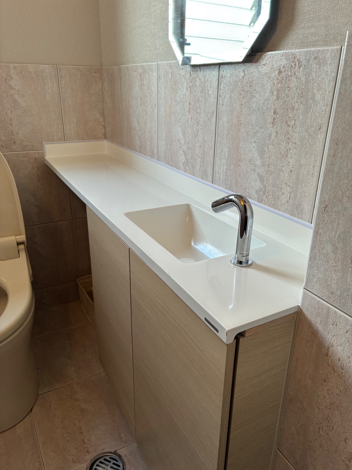 トイレ手洗い、割れたタイルとすき間を一人で直してきました