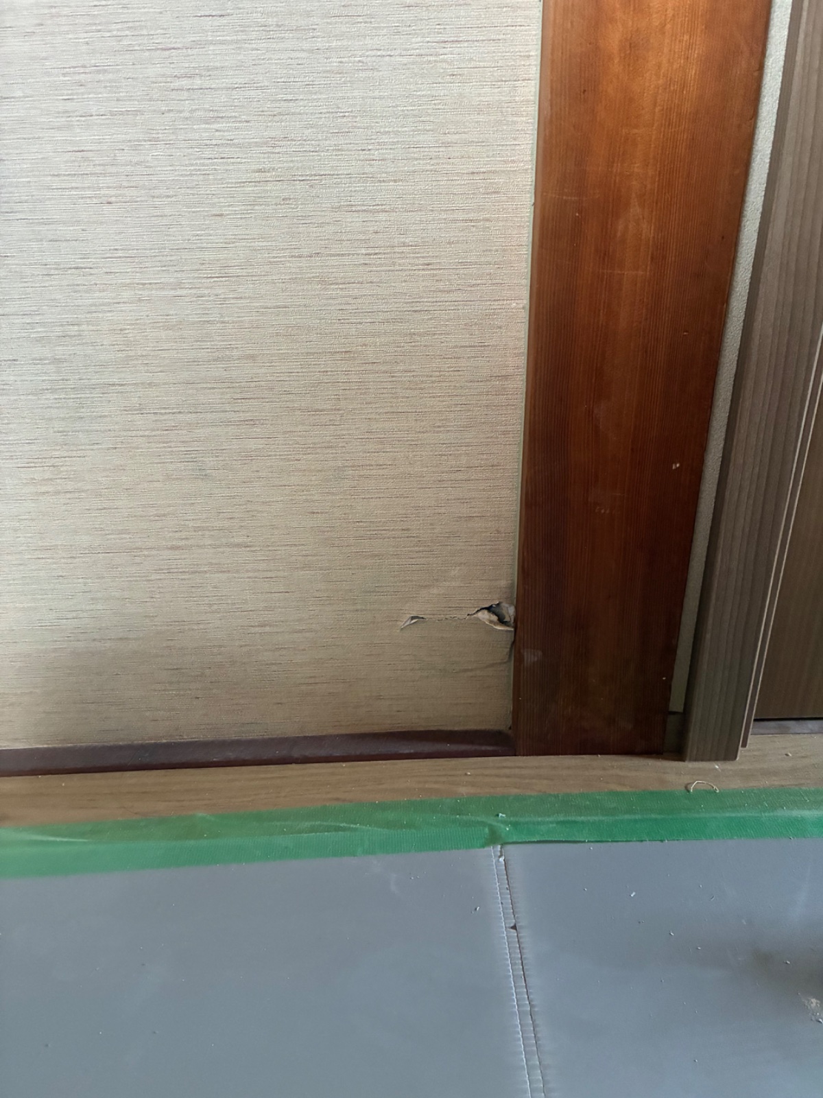補修前。柱ぎわのクロスが破れている