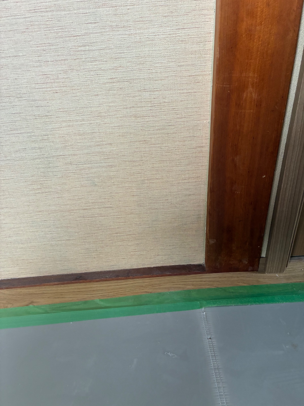 作業中。めくれを起こして下地を整える