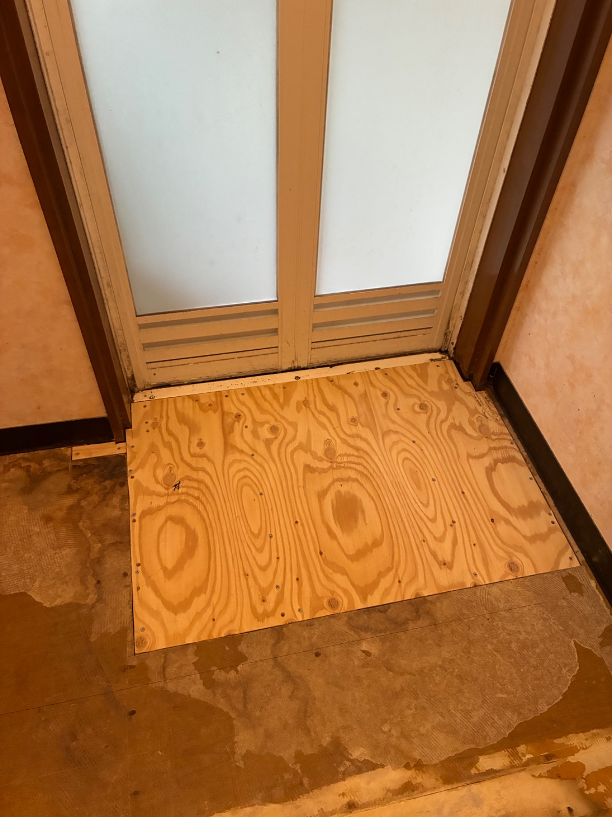 床下地を新しい板に入れ替えたところ