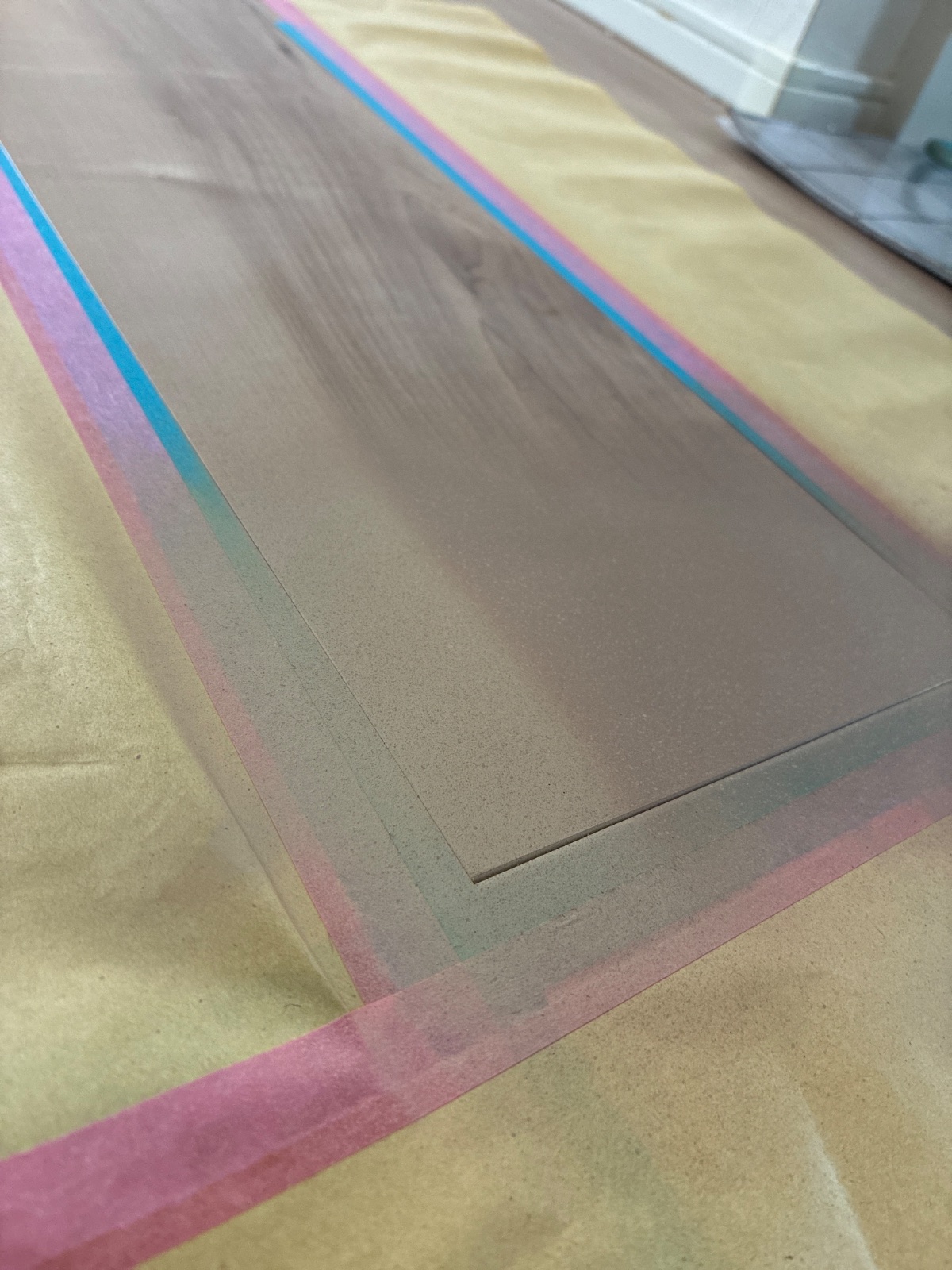 テープで囲った一枚の中を仕上げる作業中