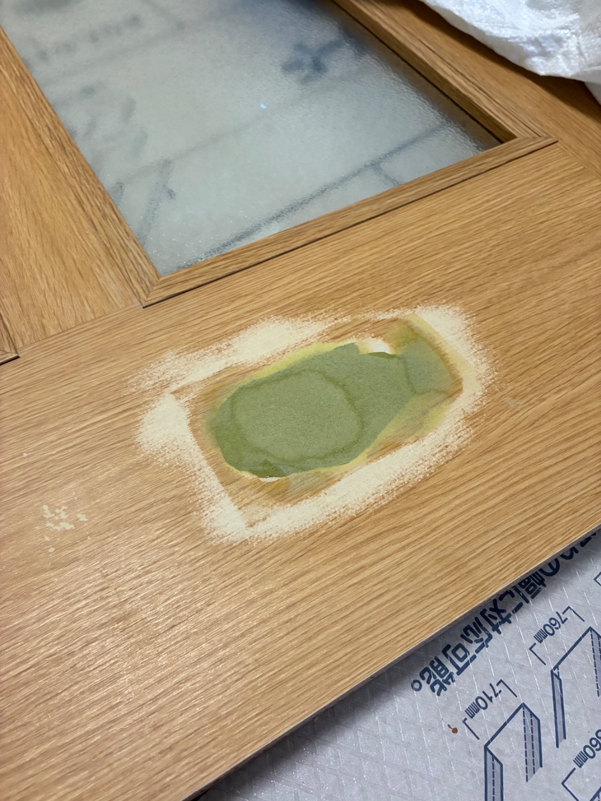 穴をパテで埋めた作業中の状態