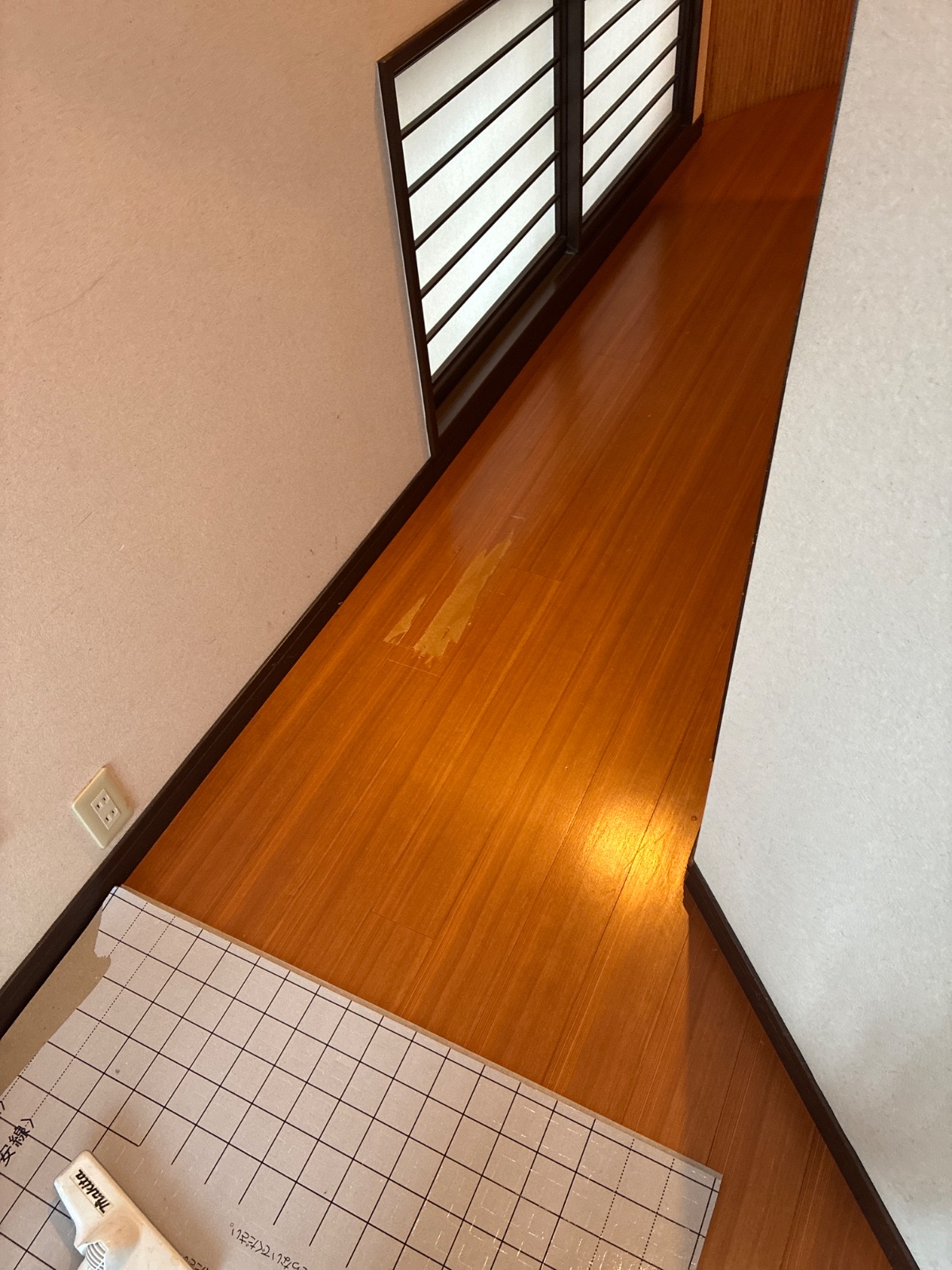 廊下フローリング、白く剥がれた部分を補修で馴染ませました