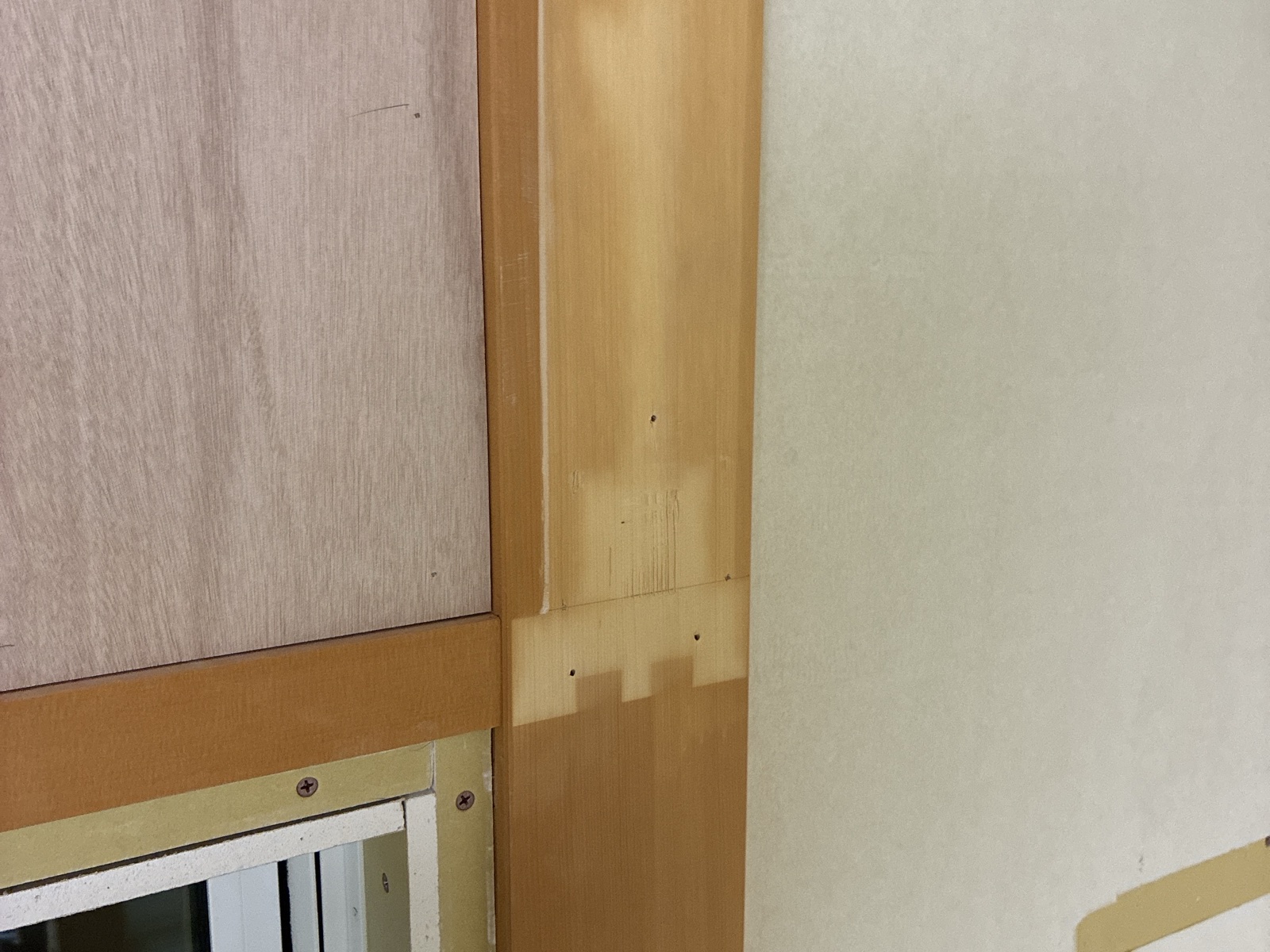作業中。木目に沿って周りの色に寄せている様子