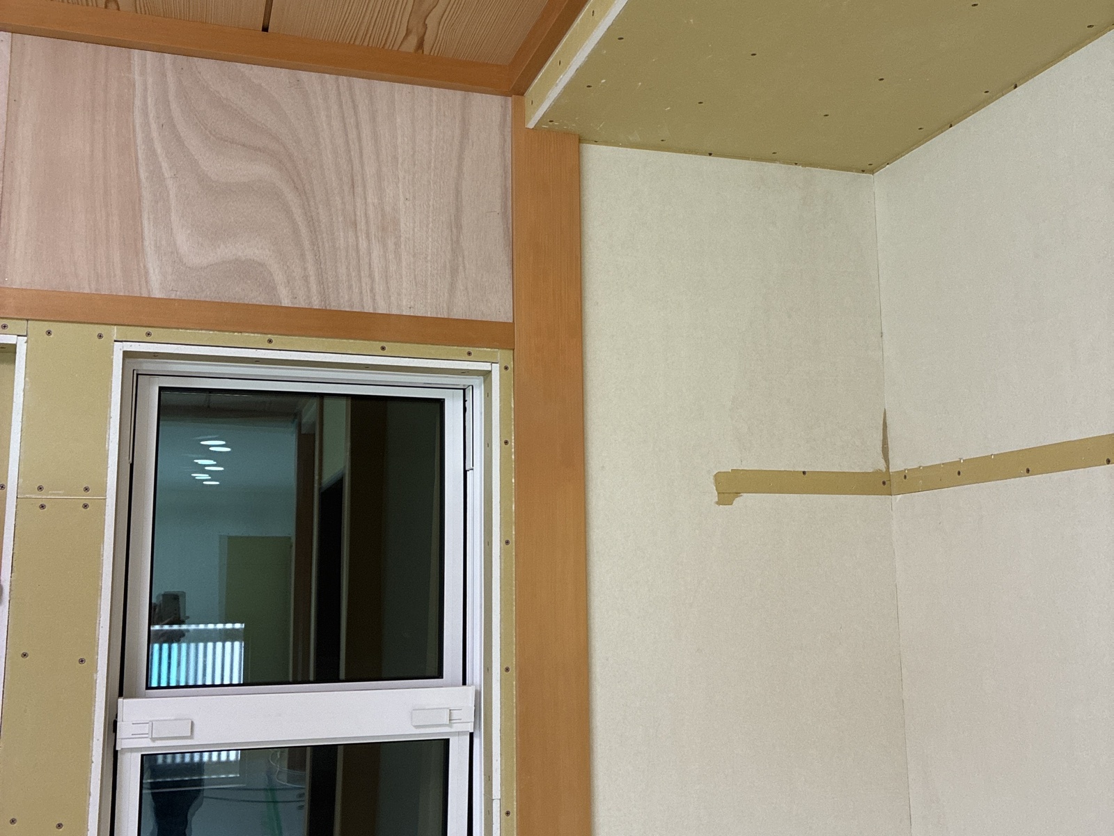 窓枠の木部に付いた傷あとを目立たなくする補修