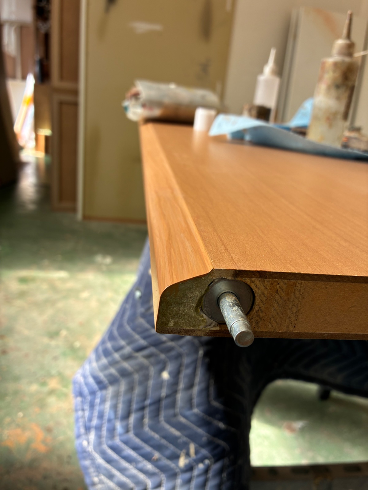 角が大きく欠けて金具周りの木がえぐれた建具