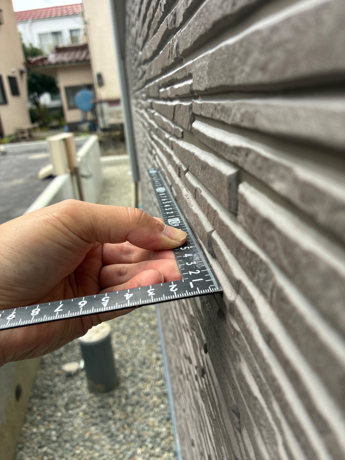 外壁の凹みと割れを補修