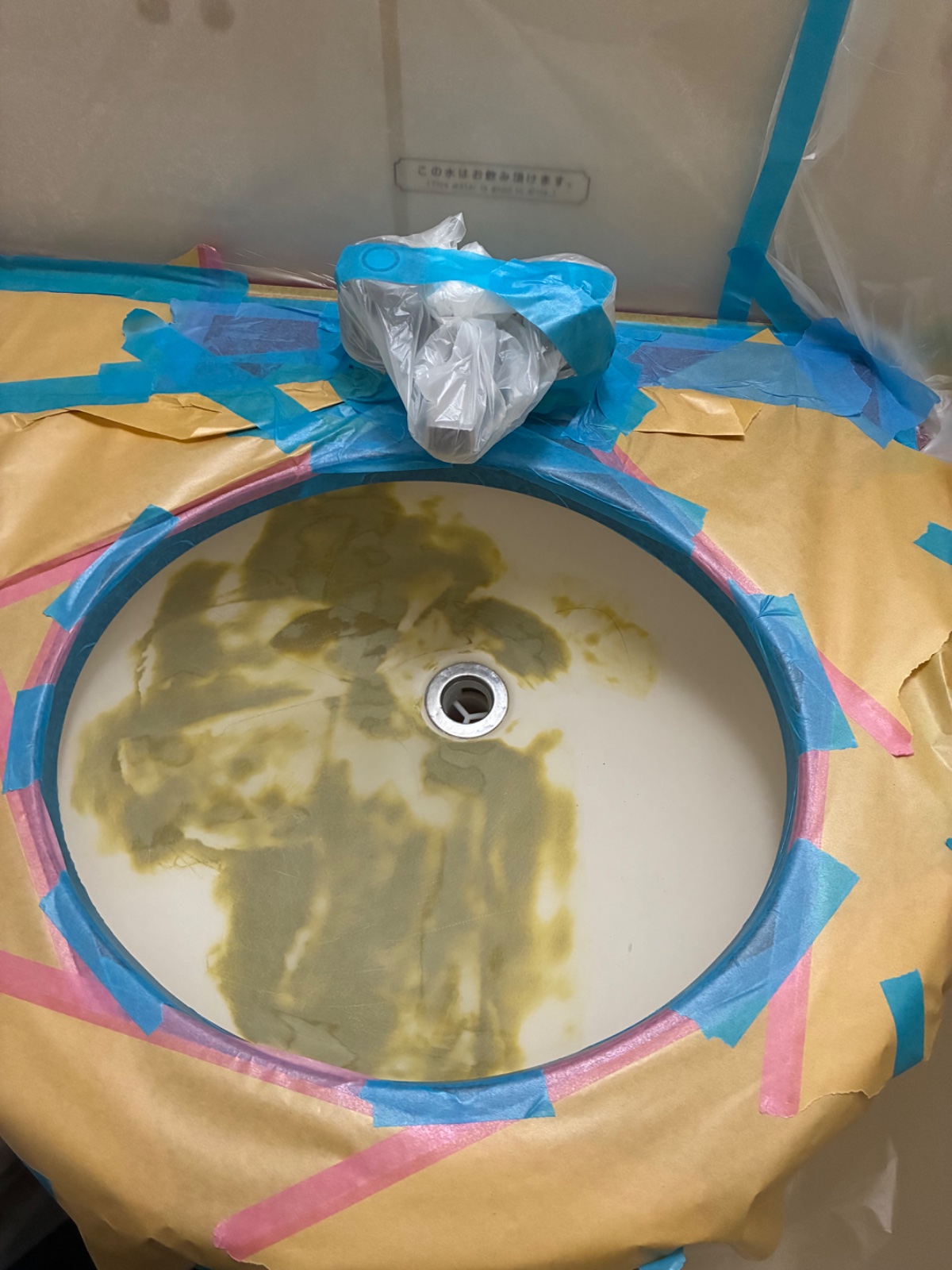 紙とテープで養生し下塗りした作業中